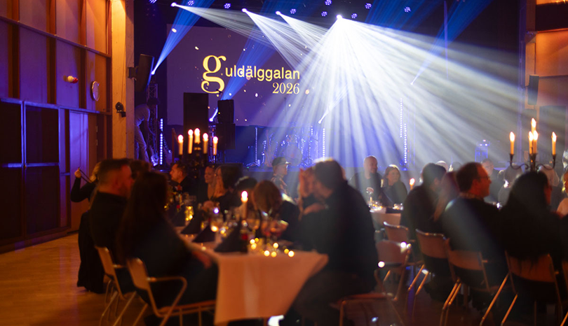 Personer vid festligt dukade bord under Guldälggalan.
