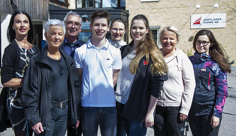 Grupp med människor framför kommunhuset