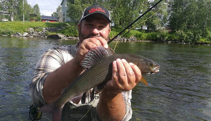 Johan Broman med fisk i händerna.