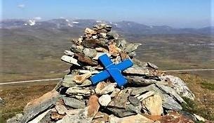 Blått ledkryss på stenar.