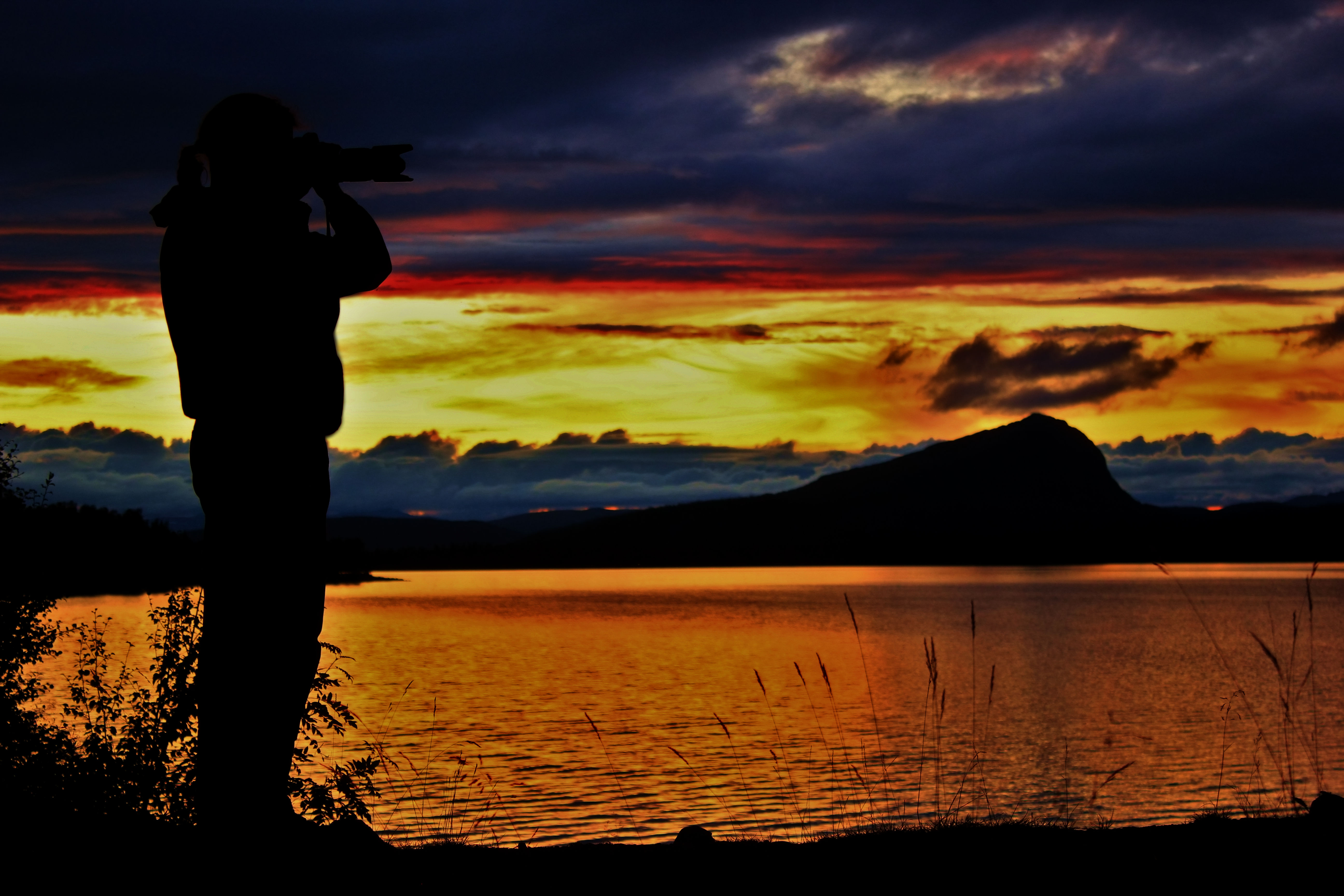 Saxnäs Vid Kultsjön, En fotograf tar en bild av himmelsfärger när solen ner över marsfjället