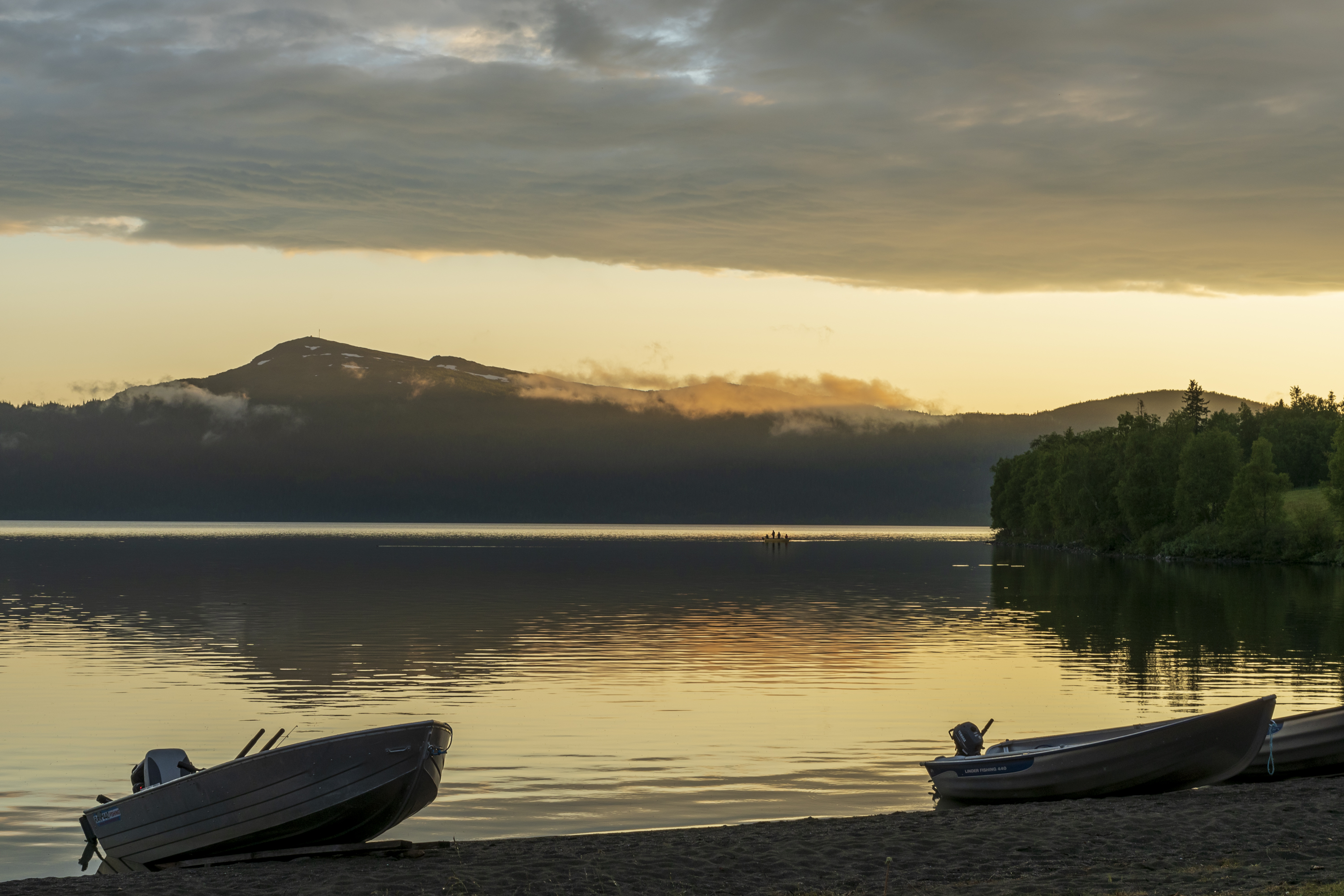 Lia Ranch Ankarvattnet 190711, Fiske i kvällssolen.