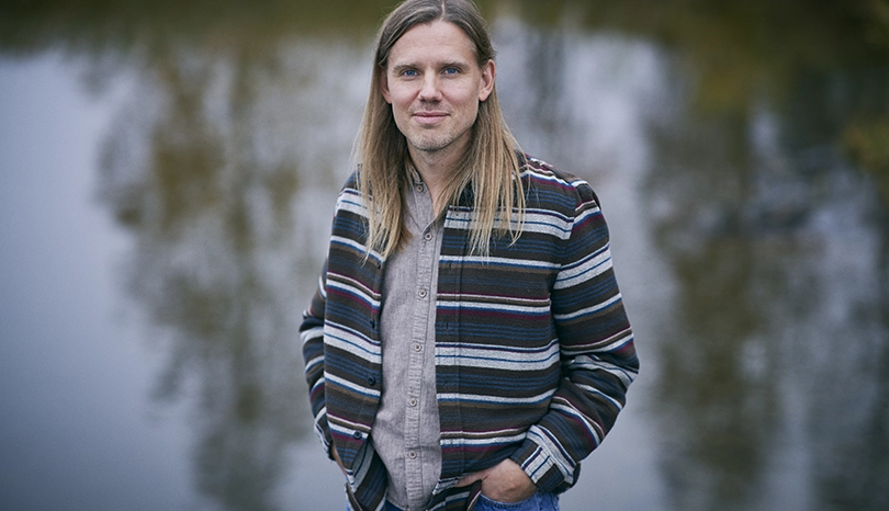 Porträtt på man i randig skjorta. 