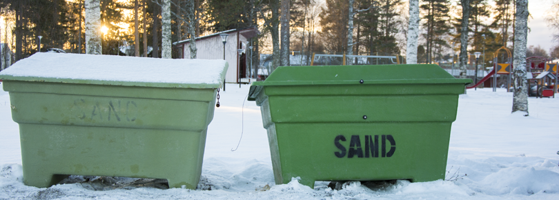 Lådor med sand.