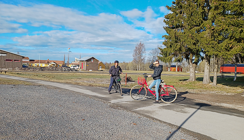 Två kvinnor på elcykel.