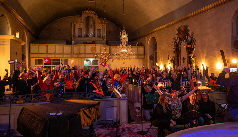 En kyrka full av människor.