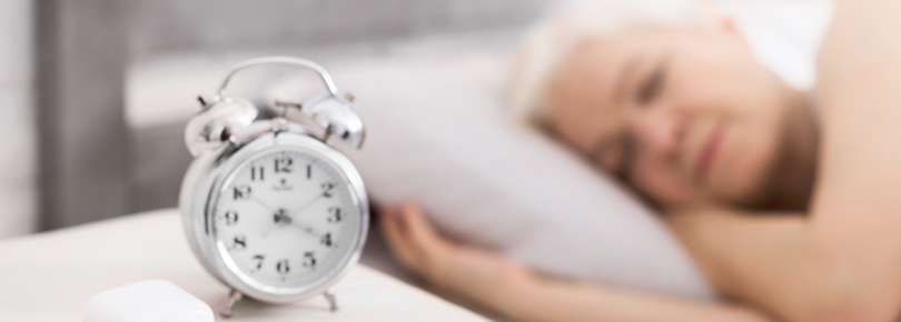 Sover tryggt i sängen.