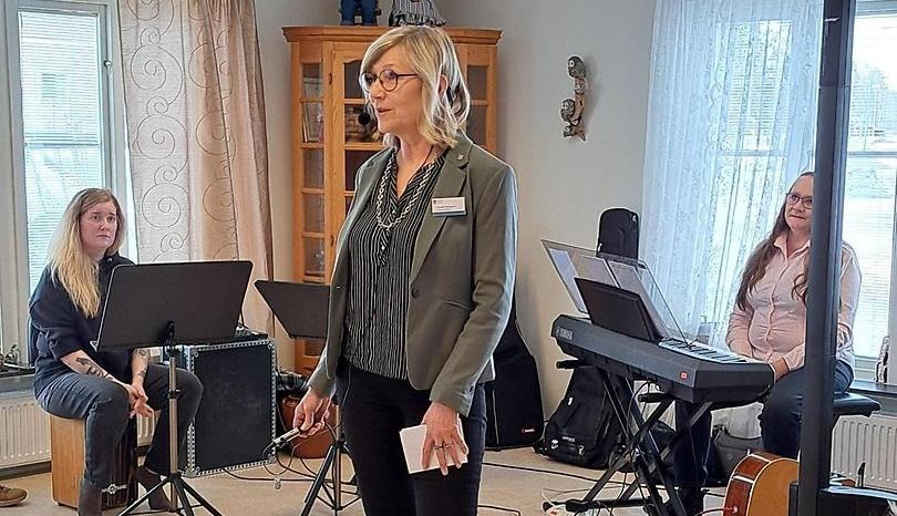 Kommundirektör Anneli Svensson håller invigningstal