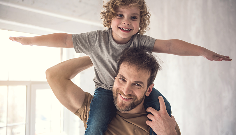Man med pojke sittande på axlarna.