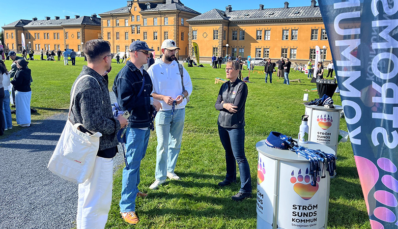 Tre personer står i monter och pratar med kvinna från Strömsunds kommun. I bakgrund Mittuniversitetet.
