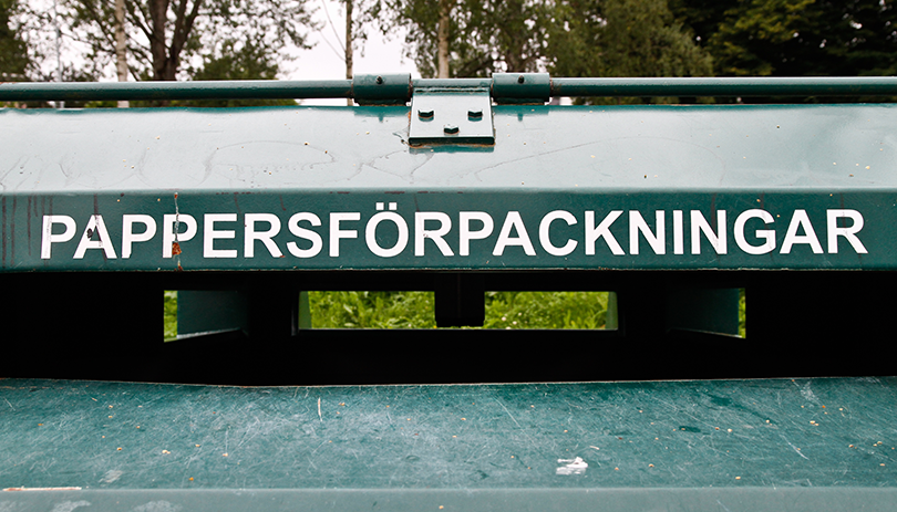 Närbild av behållare för pappersförpackningar.