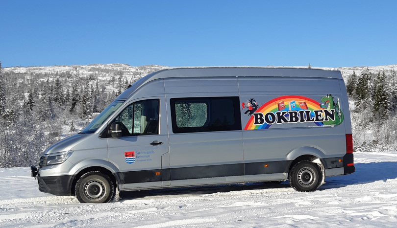 Bokbilen med fjäll i bakgrunden