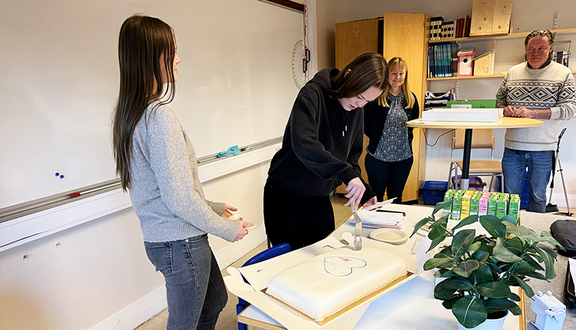 Person skär upp tårta. 