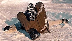 Man halkat omkull i snön.