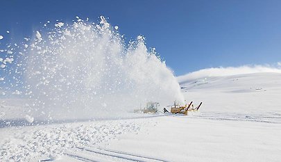 Snöröjningsfordon i djup snö.