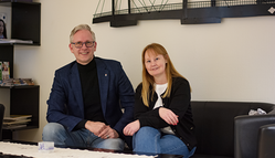 En man och en kvinna sitter tillsammans. 