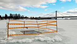 isvak, bro i bakgrunden.