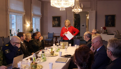 Människor sitter runt ett bord.