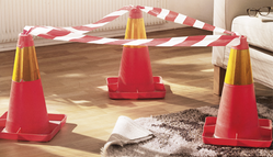 Matta med uppvikt kant och tre röda koner som varnar.