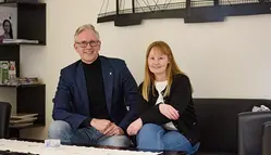 En man och en kvinna sitter i en soffa.