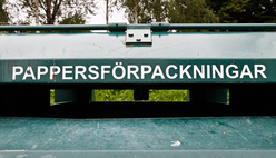 Närbild av behållare för pappersförpackningar.