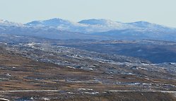5 oktober 2019, på stigen mot Jetnam. Vildmarksvägen på avståndSyntolkning: Vägen går genom kalfjäll. Klar himmel